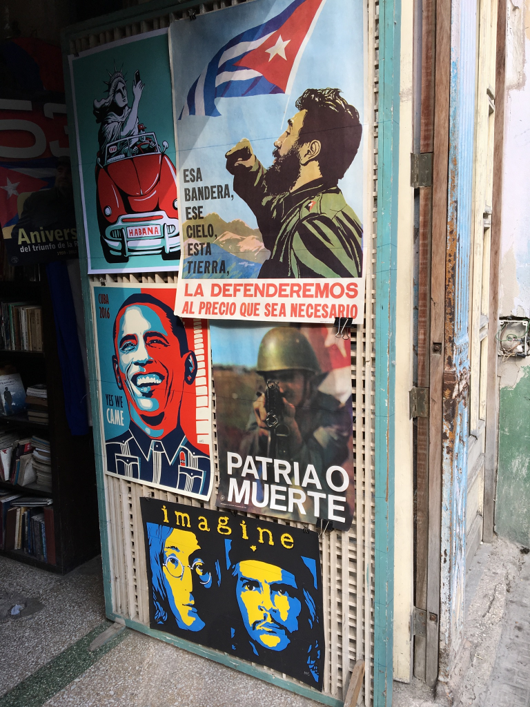 Carteles publicitarios en La Habana