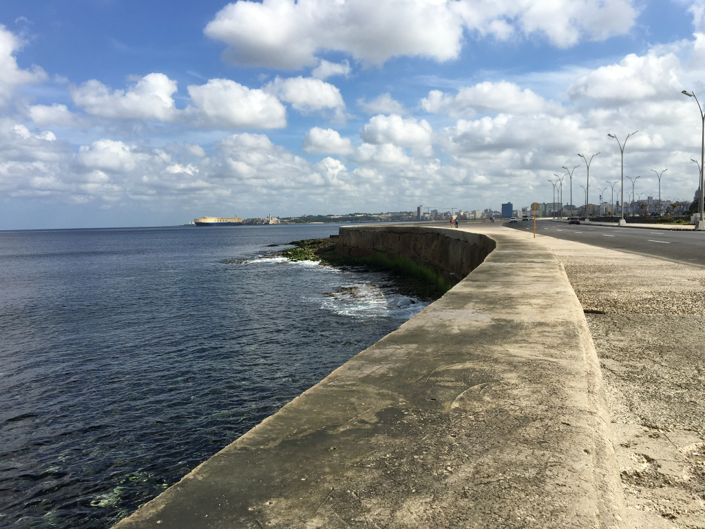 Vista del Malecón, imprescindible en un viaje a  Cuba por libre