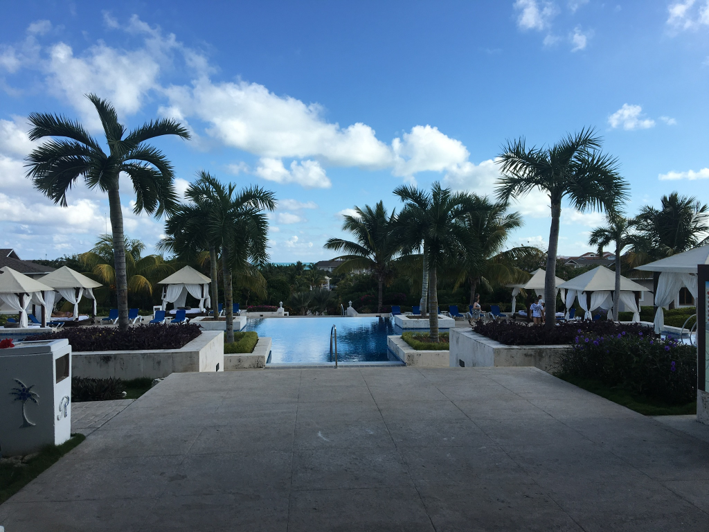Vista de la piscina de nuestro hotel en Cayo Santa María, en el que nos alojamos en nuestro viaje a Cuba por libre.