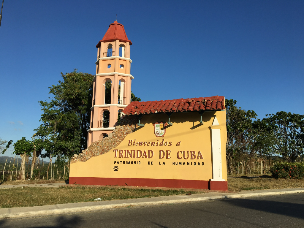 Monumento anunciando la entrada en Trinidad en nuestro viaje a Cuba por libre