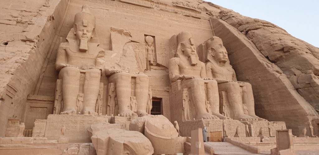 Vista de fachada del templo de Ramsés II en Abu Simbel