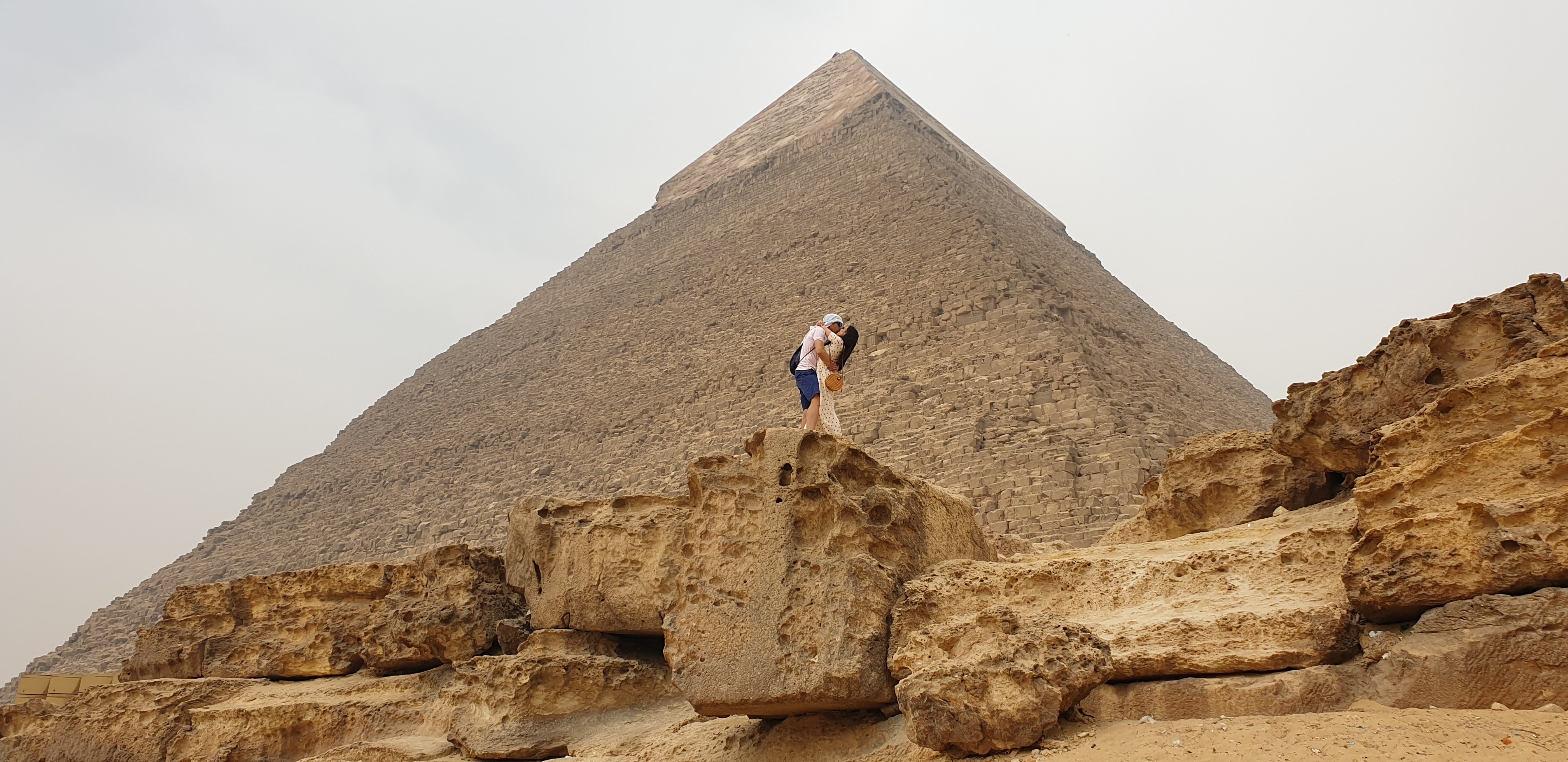 Con la pirámide de Kefrén al fondo