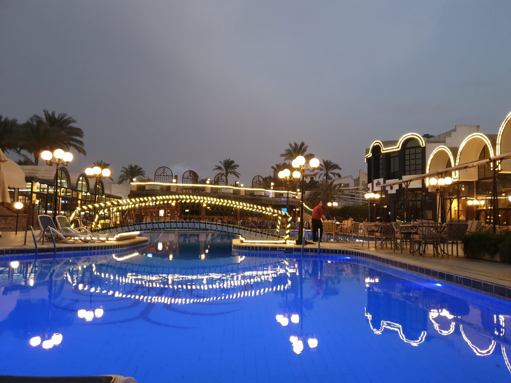 Vista de la piscina del hotel Oasis