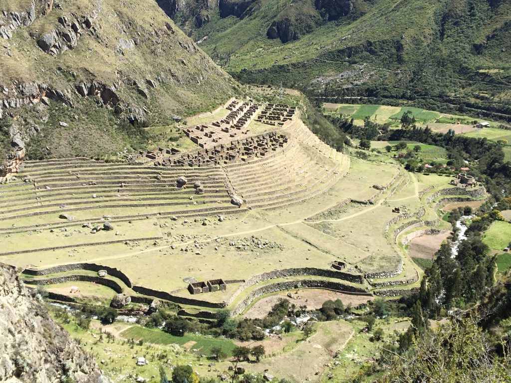 Vistas de uno de los templos que nos cruzamos el primer día del Camino Inca