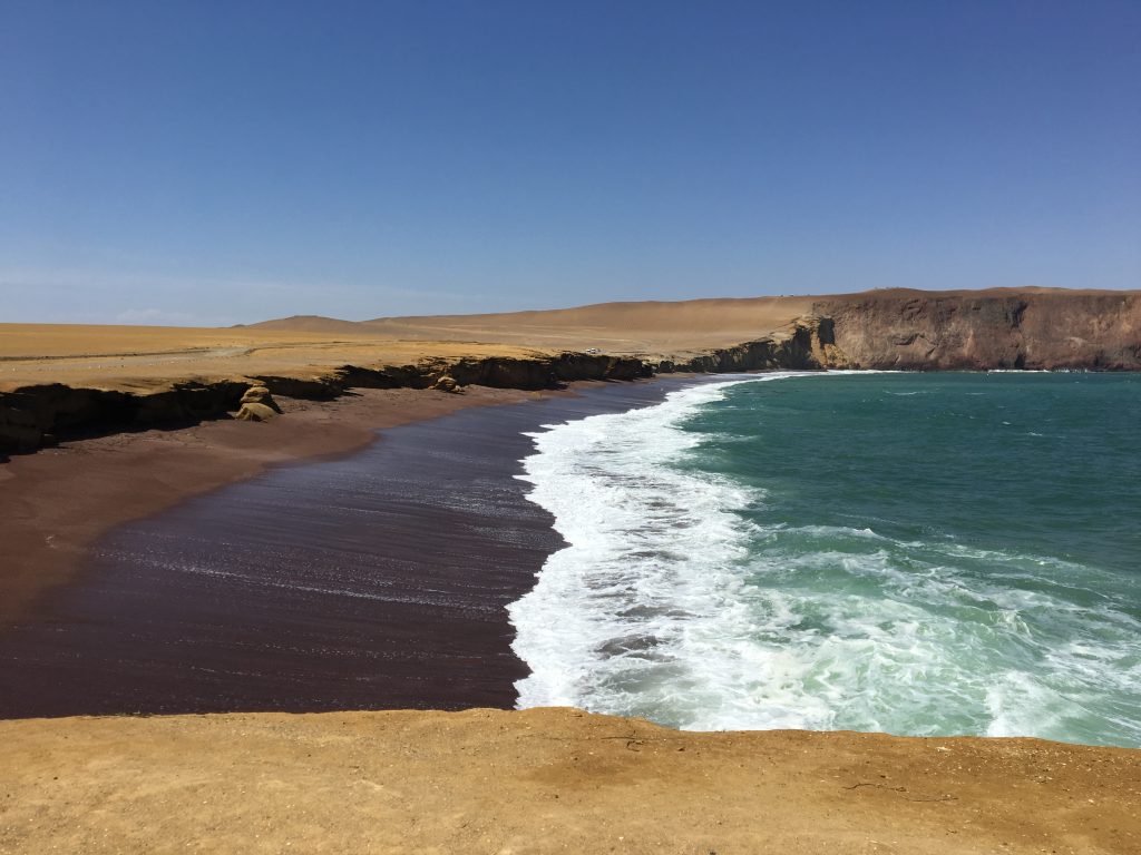 Playa roja en el Parque nacional de Paracas