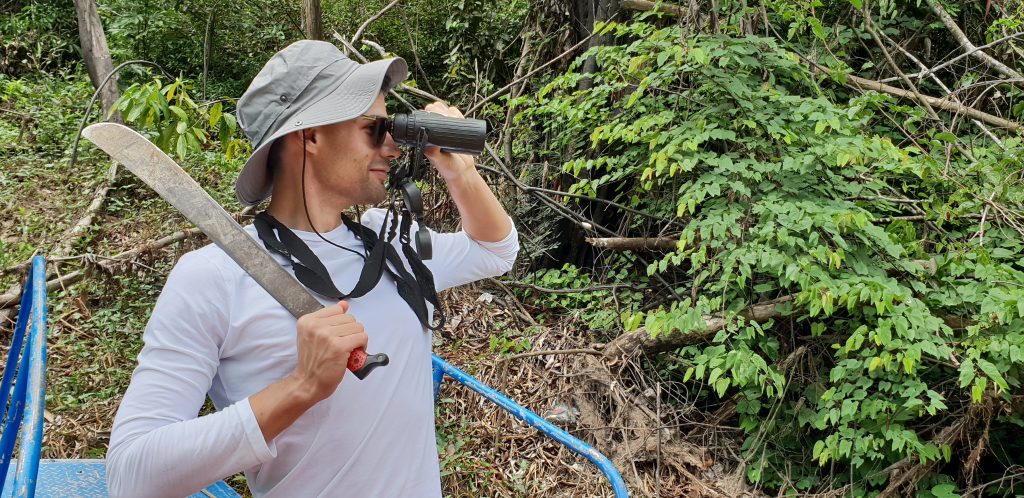 Sergio equipado para la selva del Amazonas