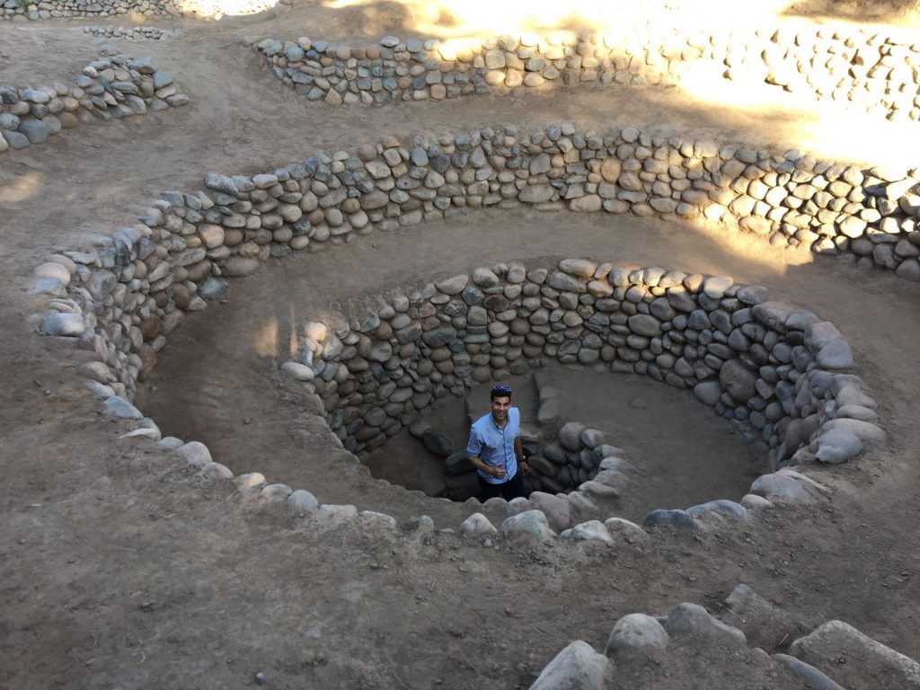 Sergio dentro de uno de los respiraderos del acueducto de Qantalloq