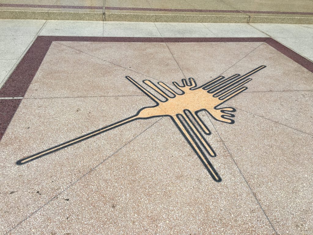 Representación del colibrí en la plaza de armas de Nazca