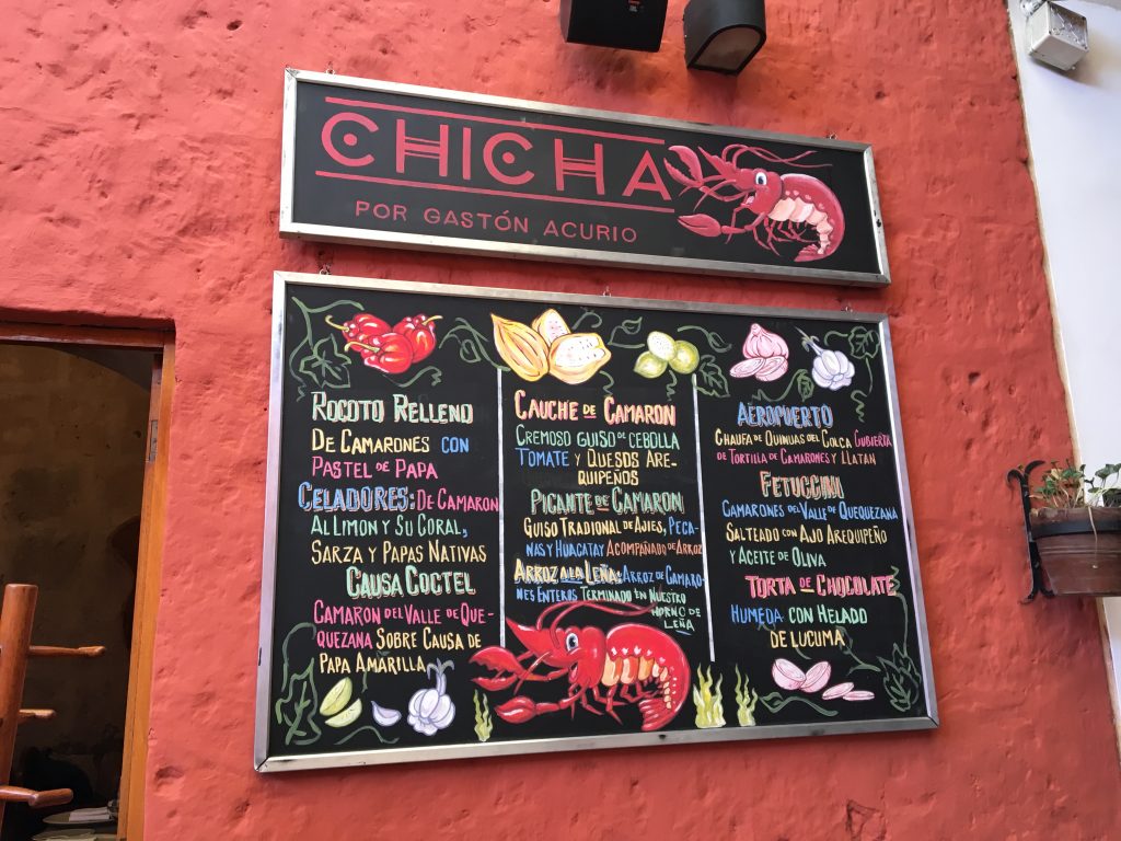 Cartel con los platos recomendados del restaurante Chicha