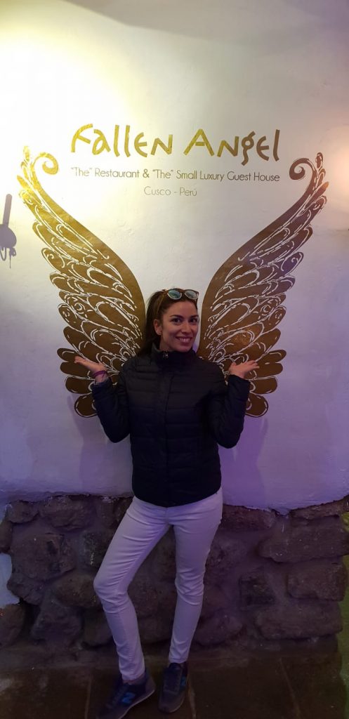 Teresa con las alas de "fallen angel"