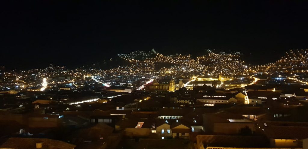 Vista nocturna de Cuzco desde Limbus restobar