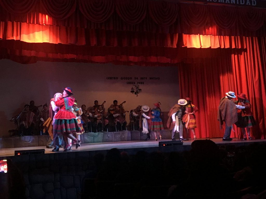 Bailes tradicionales en el Centro de Arte Nativo de Cosqo