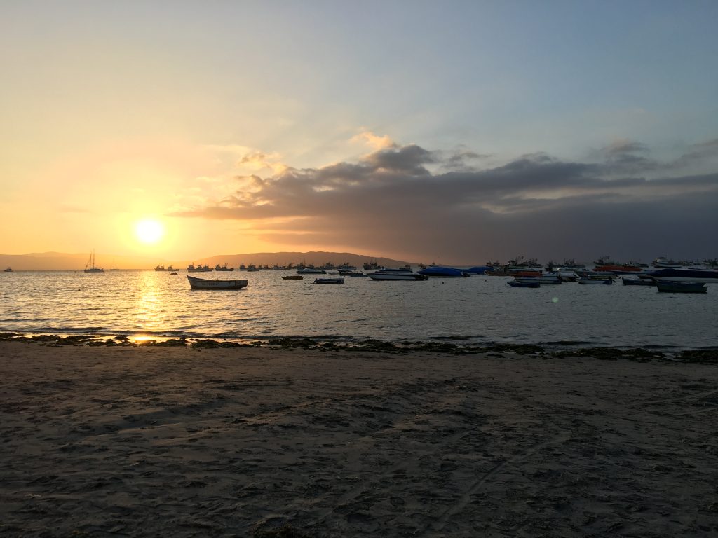 Viendo caer el sol sobre la playa de Paracas