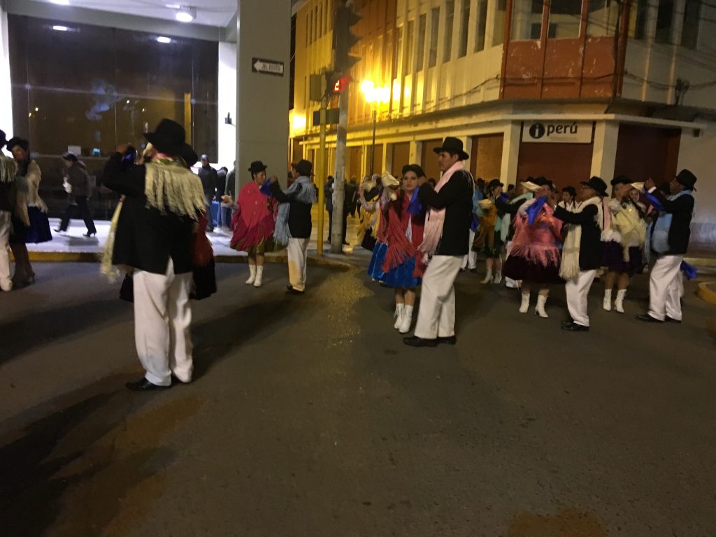 Grupos tocando y bailando en Puno