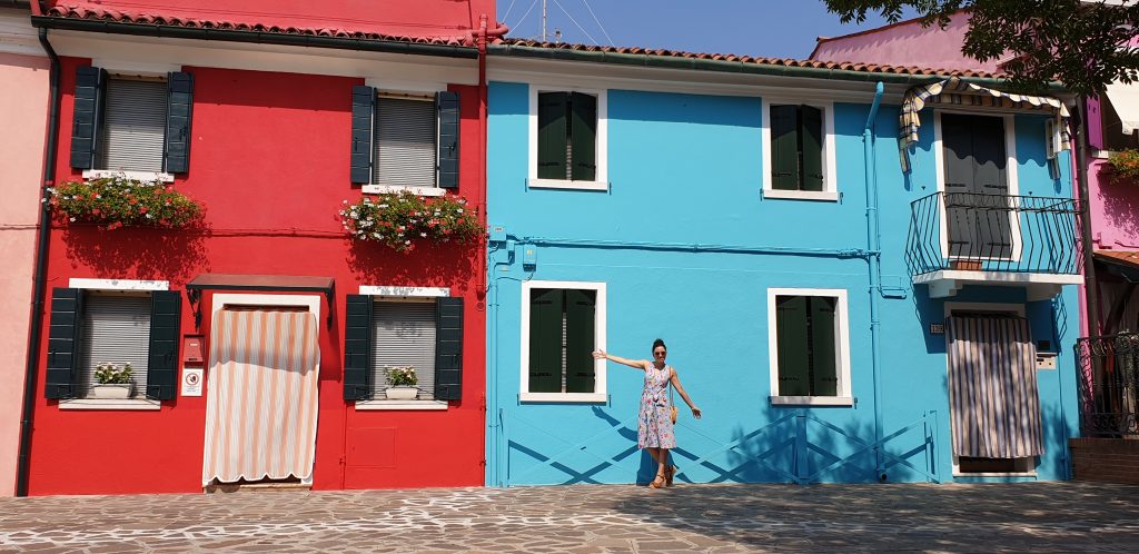 Contraste entre los colores de las casas en Burano