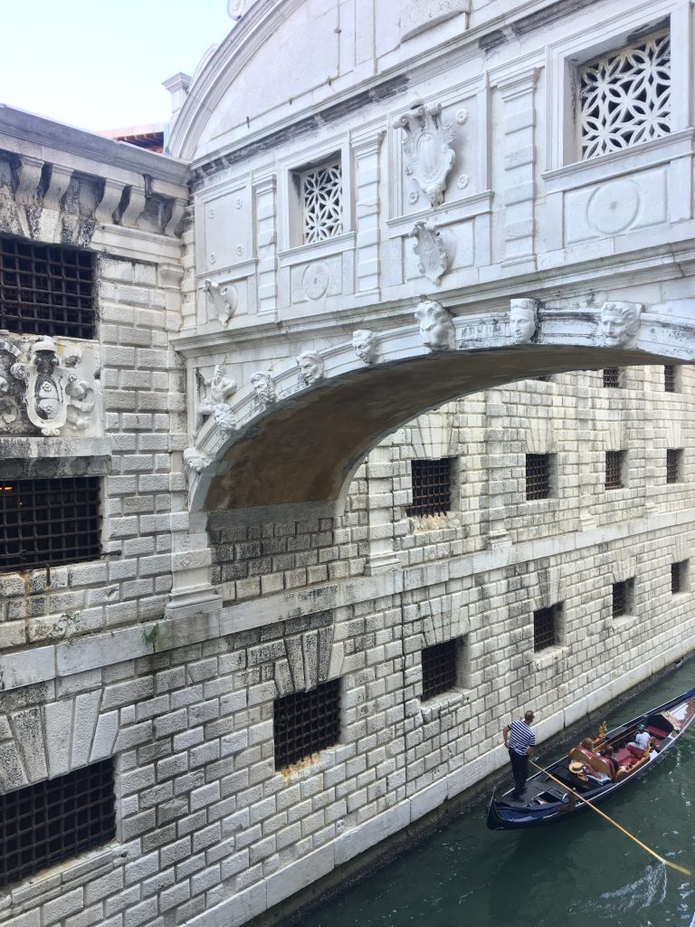 Puente de los suspiros en el Palacio Ducal