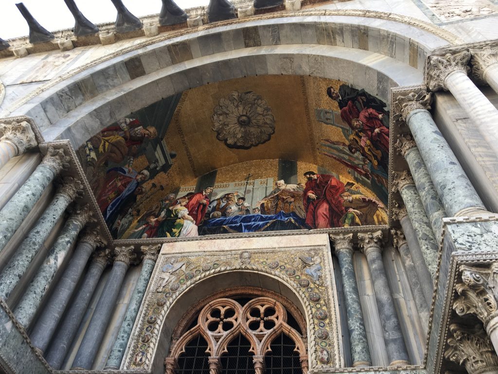 Mosaicos que decoran la fachada de la Basílica de San Marcos
