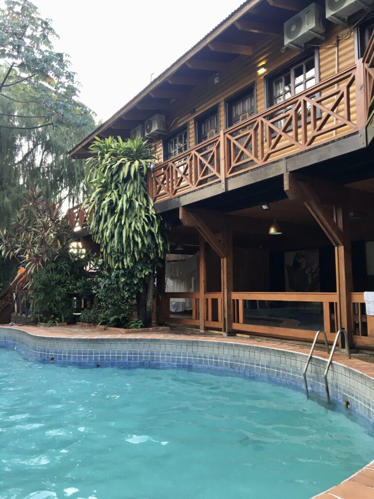 Hotel Caraguata y su piscina