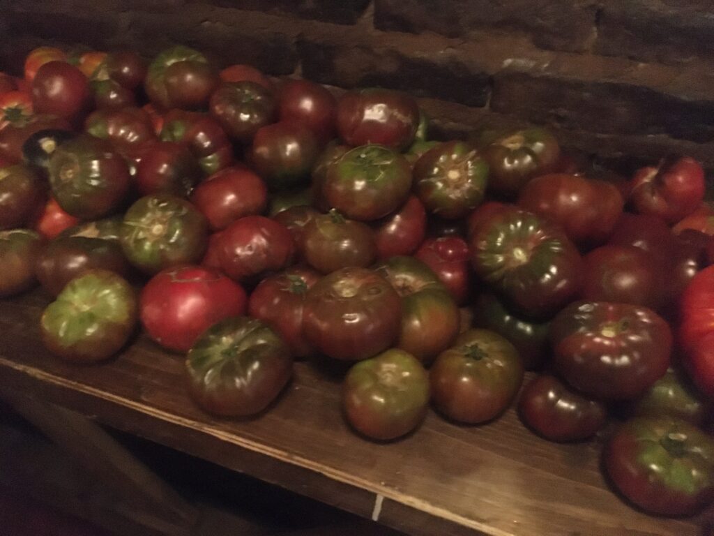 Mesa llena de tomates en Don Julio
