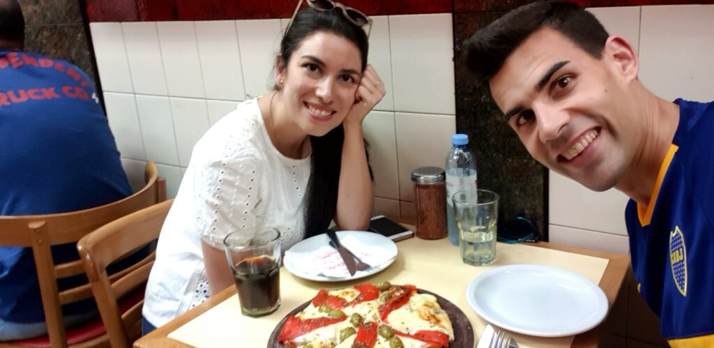 Comiendo en la pizzería Guerrín de Buenos Aires