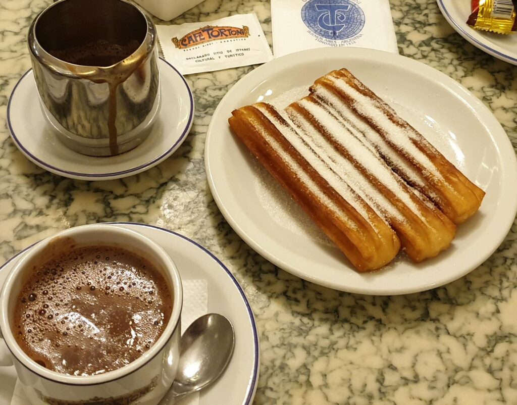 Chocolate con churros en el Café Tortoni